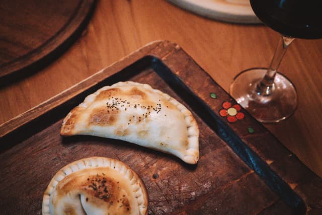 Deliciosa preparación decorada con elementos frescos que invitan a disfrutar cada bocado.