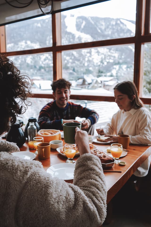 Deliciosa preparación decorada con elementos frescos que invitan a disfrutar cada bocado.